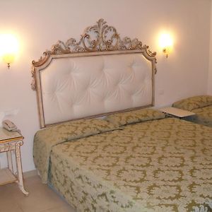 Residenza Due Torri check in presso HOTEL CENTRALE Vicolo Cattani 7